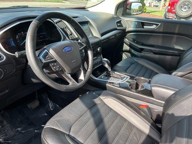 Photo of 2016 Ruby Red Metallic Tinted Clearcoat Ford Edge