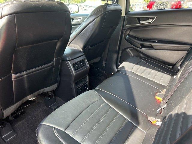 Photo of 2016 Ruby Red Metallic Tinted Clearcoat Ford Edge