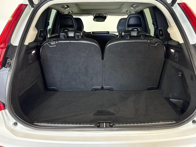 Photo of 2022 Crystal White Metallic Volvo XC90