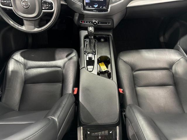 Photo of 2022 Crystal White Metallic Volvo XC90
