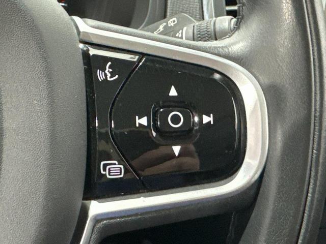 Photo of 2022 Crystal White Metallic Volvo XC90