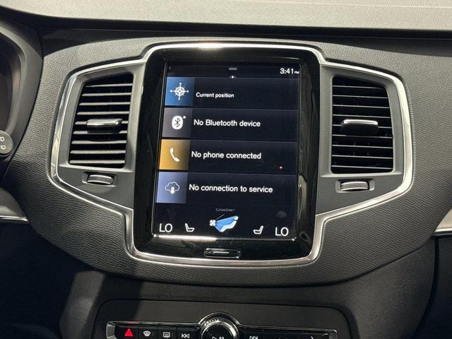 Photo of 2022 Crystal White Metallic Volvo XC90