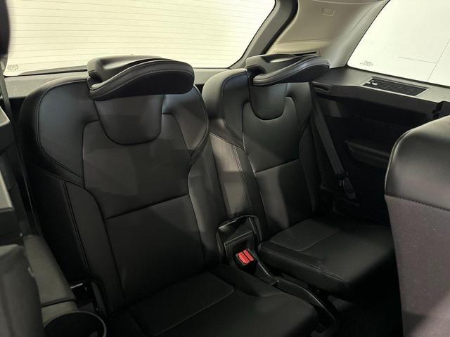 Photo of 2022 Crystal White Metallic Volvo XC90