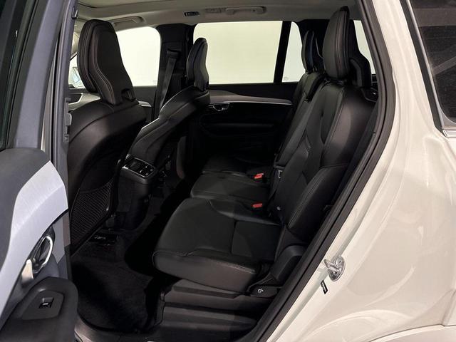 Photo of 2022 Crystal White Metallic Volvo XC90