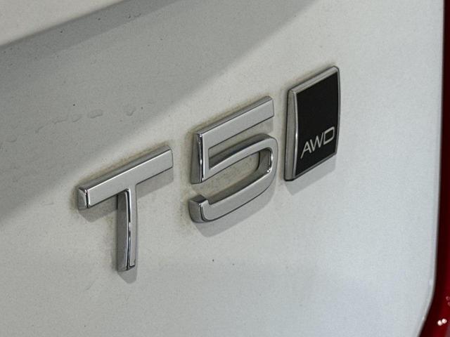 Photo of 2022 Crystal White Metallic Volvo XC90