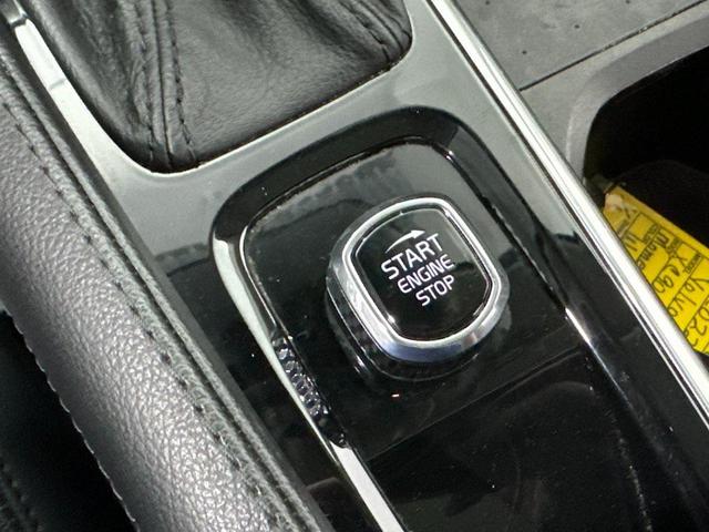 Photo of 2022 Crystal White Metallic Volvo XC90