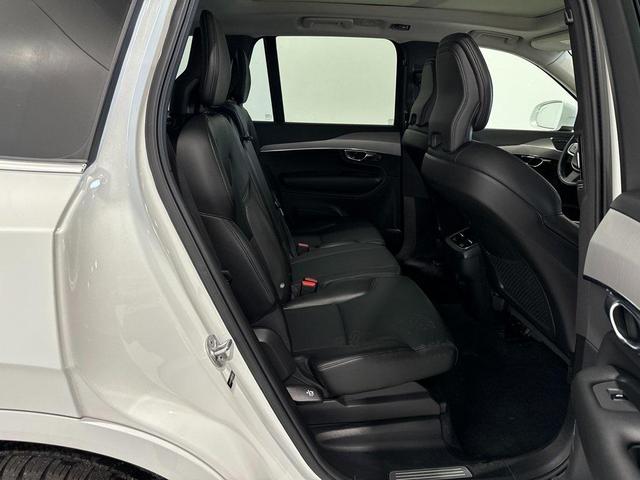 Photo of 2022 Crystal White Metallic Volvo XC90
