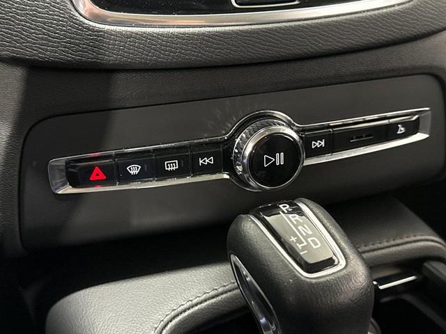 Photo of 2022 Crystal White Metallic Volvo XC90