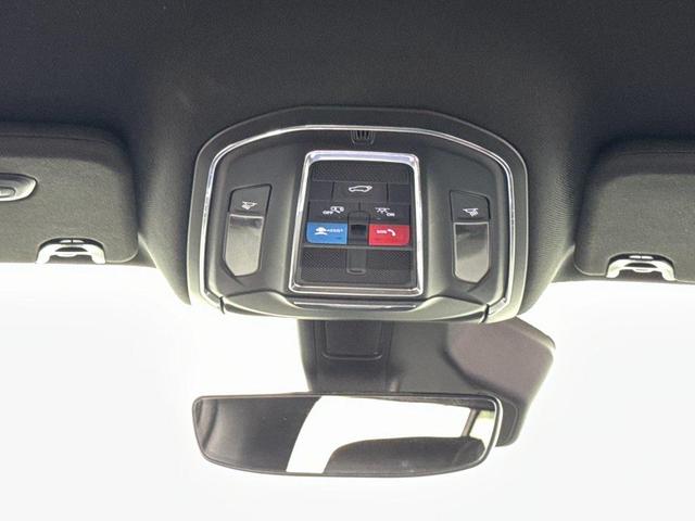 Photo of 2023 Diamond Black Crystal Pearlcoat Jeep Wagoneer