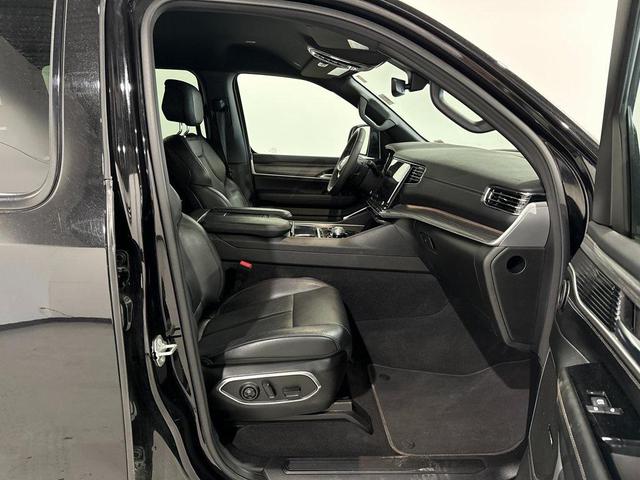 Photo of 2023 Diamond Black Crystal Pearlcoat Jeep Wagoneer