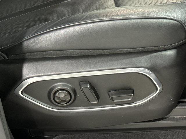 Photo of 2023 Diamond Black Crystal Pearlcoat Jeep Wagoneer
