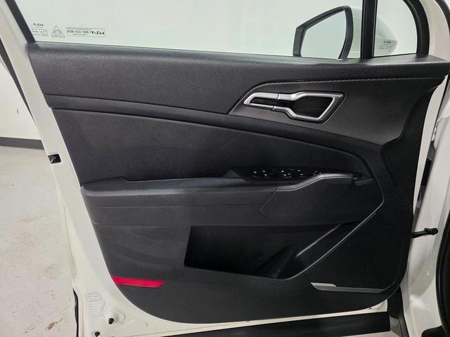 Photo of 2023 Snow White Pearl Kia Sportage