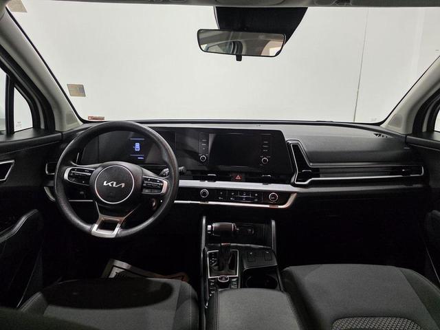 Photo of 2023 Snow White Pearl Kia Sportage