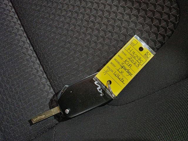 Photo of 2023 Snow White Pearl Kia Sportage