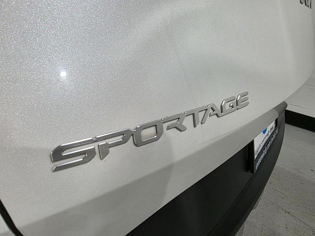 Photo of 2023 Snow White Pearl Kia Sportage