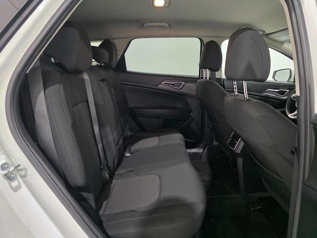 Photo of 2023 Snow White Pearl Kia Sportage