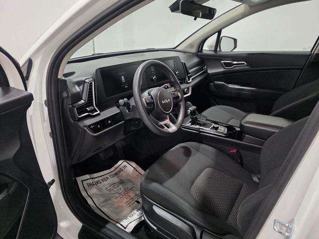 Photo of 2023 Snow White Pearl Kia Sportage
