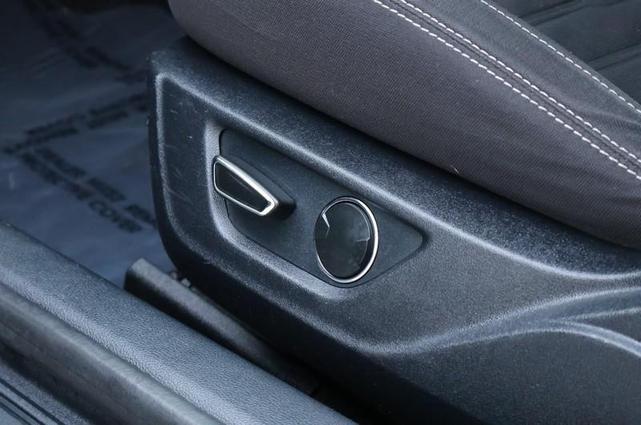 Photo of 2016 Magnetic Metallic Ford Mustang