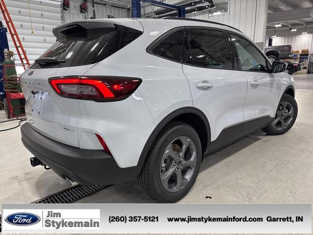 Photo of 2025 Silver Metallic Ford Escape