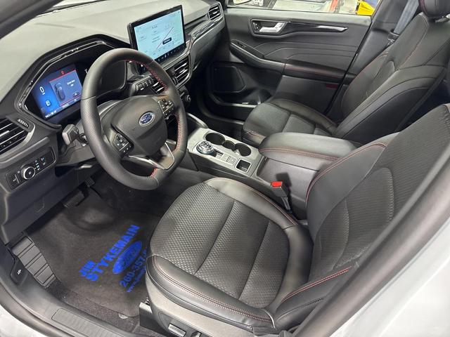 Photo of 2025 Silver Metallic Ford Escape