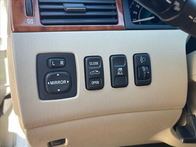 Photo of 2007 White Toyota Camry Solara