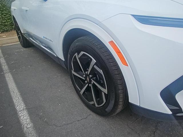 Photo of 2025 Summit White Chevrolet Equinox EV