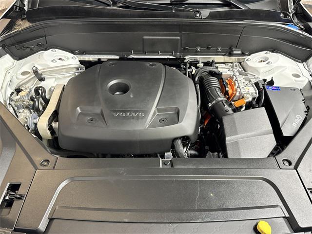 Photo of 2022 Crystal White Metallic Volvo XC90 Recharge Plug-In Hybrid