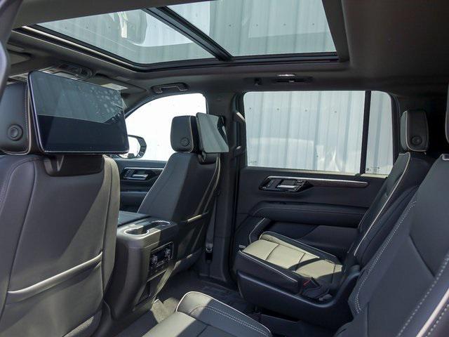 Photo of 2025 Iridescent Pearl Tricoat Chevrolet Suburban