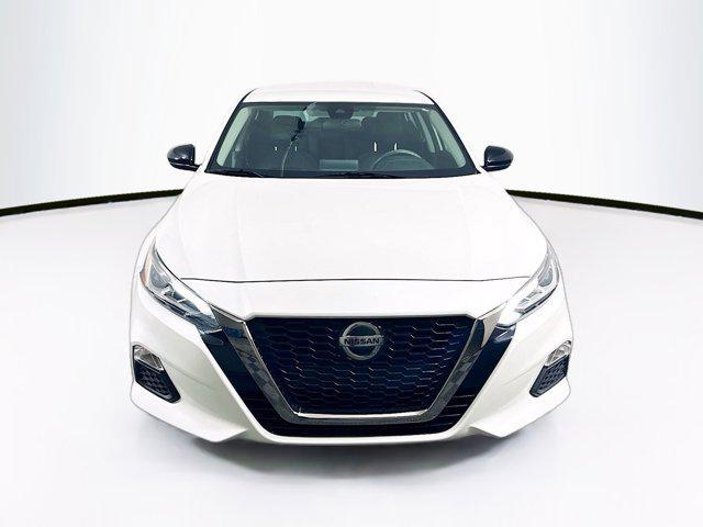 Photo of 2022 Pearl White Tricoat Nissan Altima