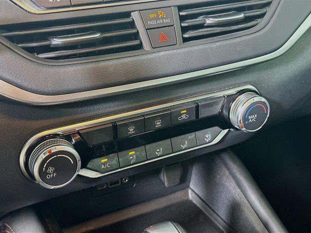Photo of 2022 Pearl White Tricoat Nissan Altima