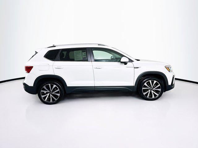Photo of 2024 Pure White Volkswagen Taos