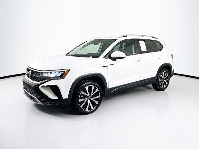 Photo of 2024 Pure White Volkswagen Taos
