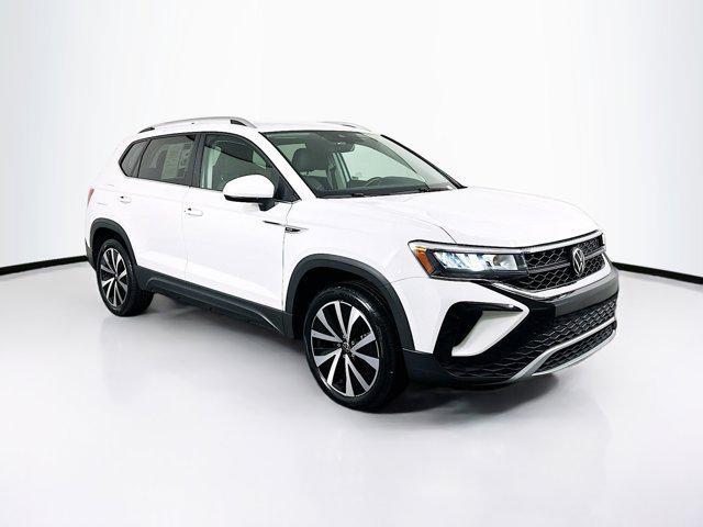 Photo of 2024 Pure White Volkswagen Taos