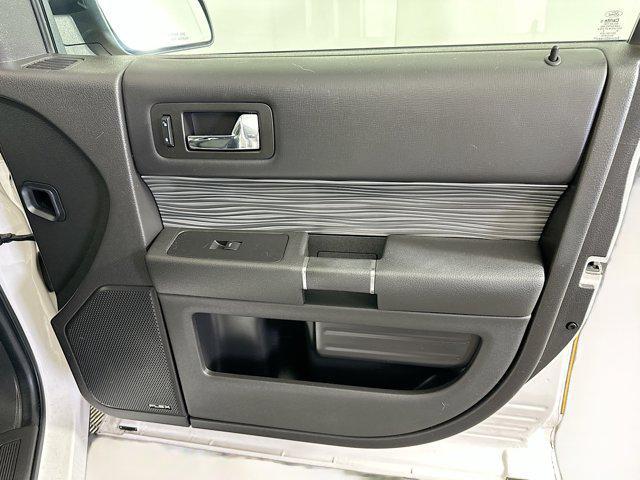 Photo of 2019 White Platinum Metallic Tri-Coat Ford Flex