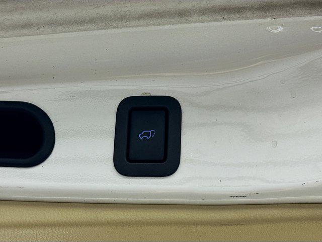 Photo of 2015 Blizzard Pearl Toyota Highlander