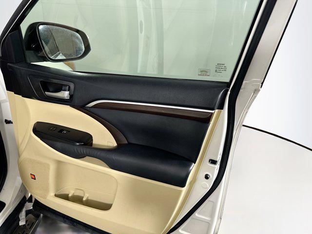 Photo of 2015 Blizzard Pearl Toyota Highlander