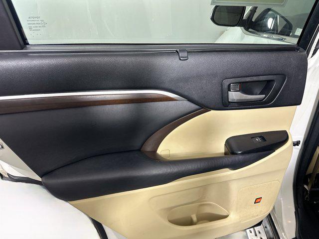 Photo of 2015 Blizzard Pearl Toyota Highlander