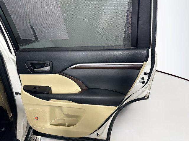 Photo of 2015 Blizzard Pearl Toyota Highlander