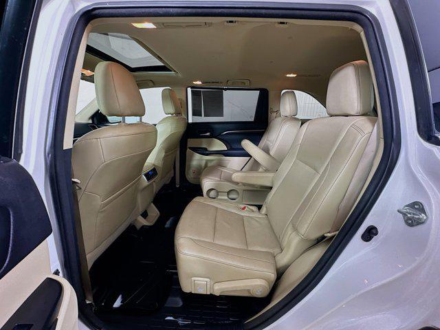 Photo of 2015 Blizzard Pearl Toyota Highlander
