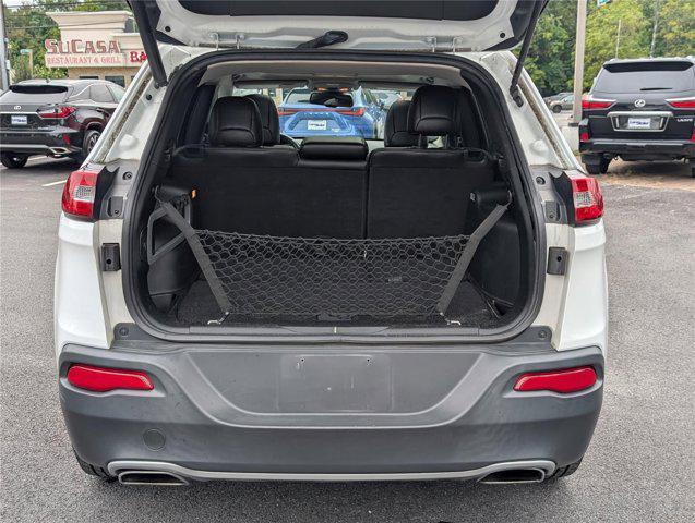 Photo of 2016 Bright White Clearcoat Jeep Cherokee