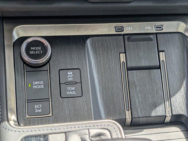 Photo of 2024 Eminent White Pearl Lexus GX 550
