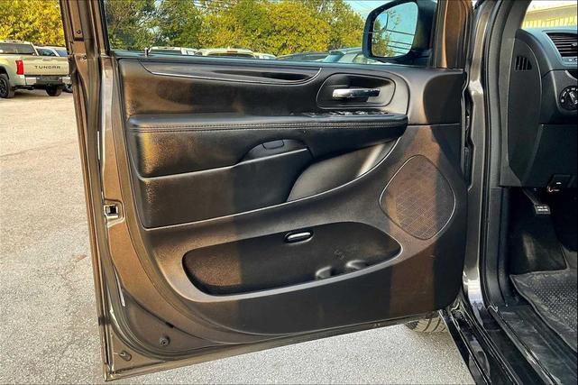 Photo of 2020 Granite Pearlcoat Dodge Grand Caravan