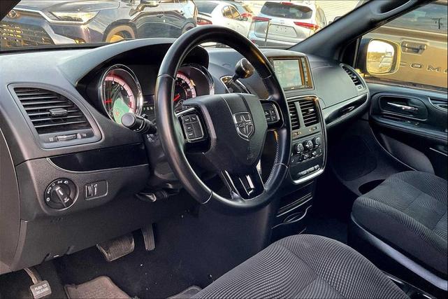Photo of 2020 Granite Pearlcoat Dodge Grand Caravan