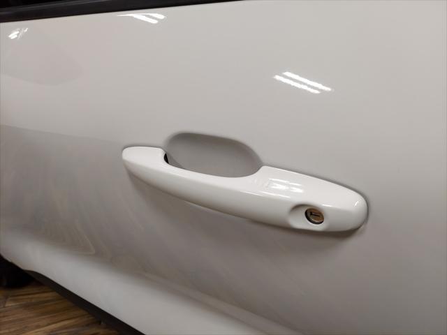 Photo of 2021 Oxford White Ford Escape