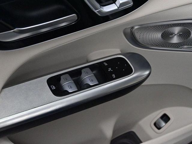 Photo of 2024 Obsidian Black Metallic Mercedes-Benz GLC 300