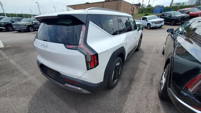 Photo of 2024 Snow White Pearl Kia EV9