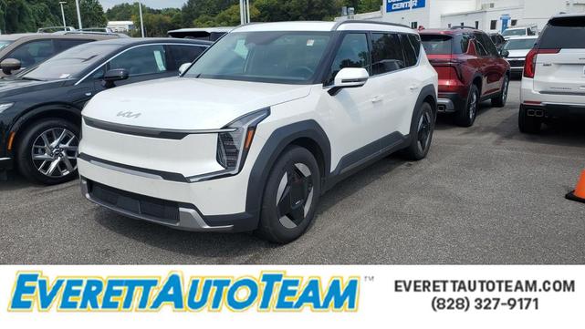 Photo of 2024 Snow White Pearl Kia EV9
