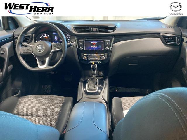 Photo of 2022 Pearl White Tricoat Nissan Rogue Sport