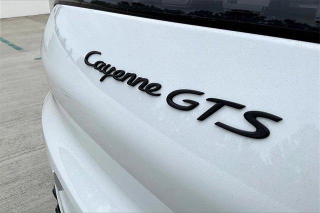 Photo of 2022 White Porsche Cayenne