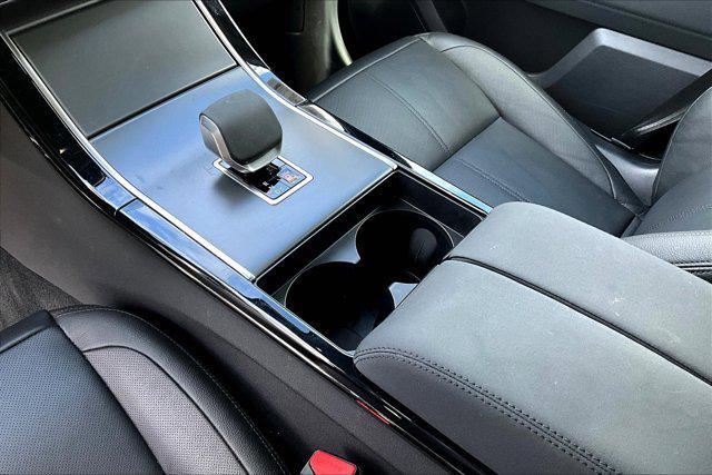 Photo of 2025 White Land Rover Range Rover Velar